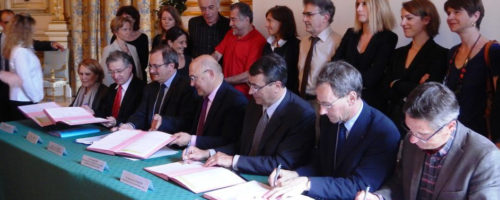 11Les acteurs de terrain ont ainsi pu découvrir ce nouvel outil de sensibilisation dont s'est dotée l'ANLCI, l'Agence Nationale de Lutte contre l'Illettrisme, dans le cadre de la grande cause nationale 2013. En effet, le 1er mars, le Premier ministre a décidé de faire de l’illettrisme une grande cause nationale. On l'ignore souvent, mais deux millions et demi de personnes sont aujourd’hui en situation d’illettrisme : elles ne maîtrisent pas les savoirs fondamentaux, tels que la lecture ou le calcul. Le label de "grande cause nationale" facilite la sensibilisation du grand public sur ce thème d’intérêt général.