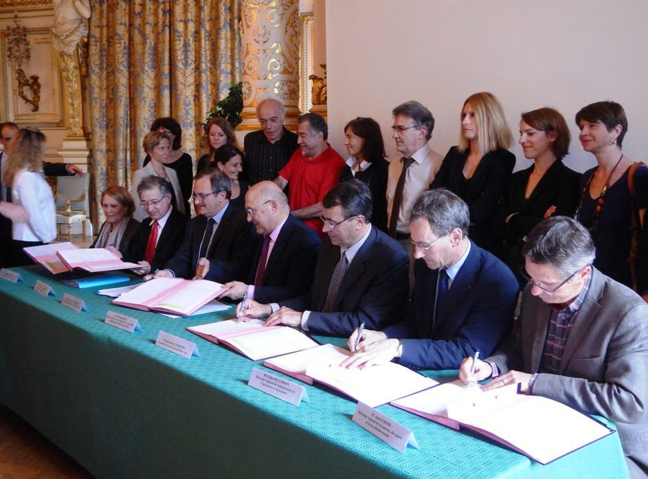 11Les acteurs de terrain ont ainsi pu découvrir ce nouvel outil de sensibilisation dont s'est dotée l'ANLCI, l'Agence Nationale de Lutte contre l'Illettrisme, dans le cadre de la grande cause nationale 2013. En effet, le 1er mars, le Premier ministre a décidé de faire de l’illettrisme une grande cause nationale. On l'ignore souvent, mais deux millions et demi de personnes sont aujourd’hui en situation d’illettrisme : elles ne maîtrisent pas les savoirs fondamentaux, tels que la lecture ou le calcul. Le label de "grande cause nationale" facilite la sensibilisation du grand public sur ce thème d’intérêt général.