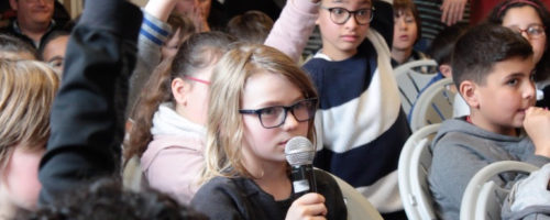 11Il y a eu un débat de quarante-cinq minutes entre les élèves autour de l'expo-quiz junior « Égalité, parlons-en ! ».