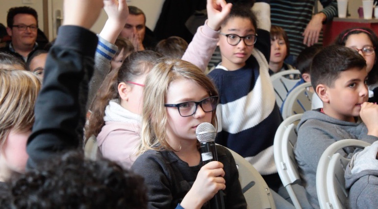 11Il y a eu un débat de quarante-cinq minutes entre les élèves autour de l'expo-quiz junior « Égalité, parlons-en ! ».