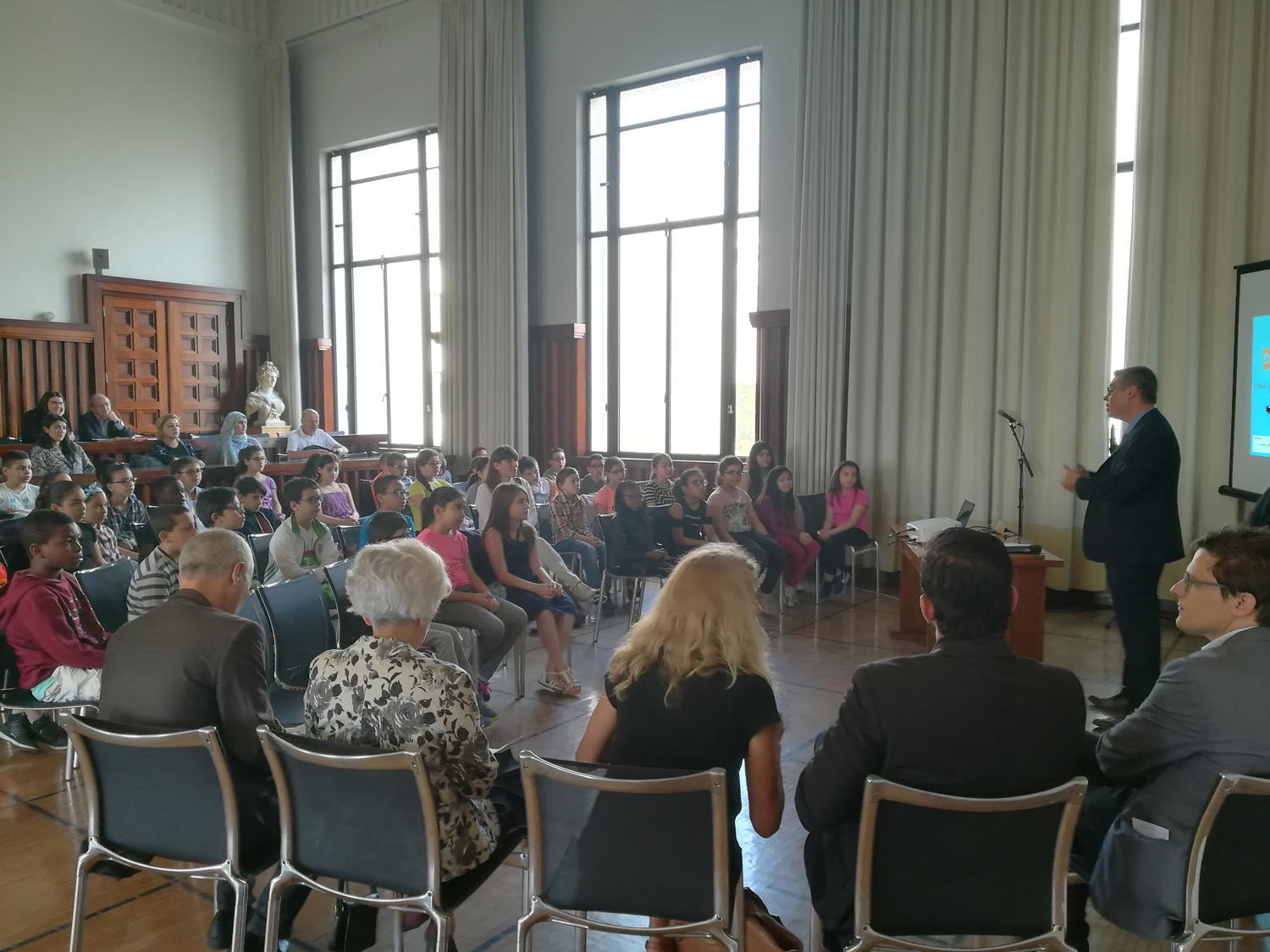 11Présentation officielle à la Mairie de Villeurbanne de « Vivre en ville, parlons-en ! », outil de débat et de réflexion pour promouvoir le « mieux-vivre ensemble » dans l’espace public.