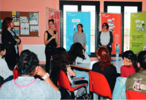 Depuis 2013, l’expo-quiz® « Droits et responsabilités, parlons-en ! » est animée par des habitants, des juristes et des conseillers de quartiers dans les collèges de Saint-Priest (69).