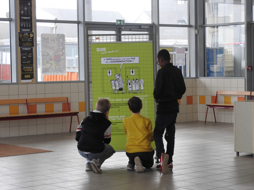Début décembre, la Ligue de l’enseignement de la Sarthe organise une semaine thématique avec ateliers et temps forts pour des élèves de collèges. À cette occasion, la FAL72 mélange les kakémonos de « Vivre en société, parlons-en ! » et de « Égalité, parlons-en ! » pour créer sa propre expo-quiz® sur la laïcité.
