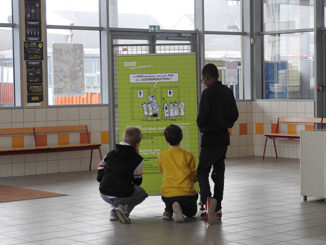 11Début décembre, la Ligue de l’enseignement de la Sarthe organise une semaine thématique avec ateliers et temps forts pour des élèves de collèges. À cette occasion, la FAL72 mélange les kakémonos de « Vivre en société, parlons-en ! » et de « Égalité, parlons-en ! » pour créer sa propre expo-quiz® sur la laïcité.