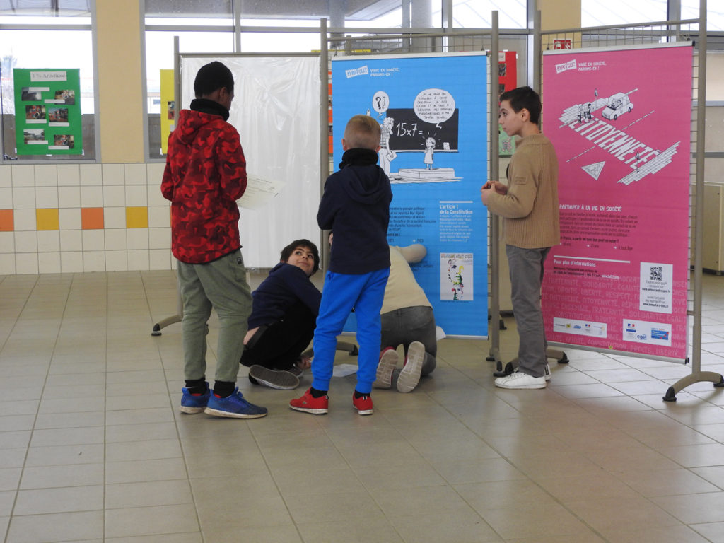 Les enfants de tous âges, des CM2 aux Terminales, s’impliquent très facilement grâce aux expo-quiz. La coopération par petits groupes avec l’enjeu de répondre à un quiz les motive.
