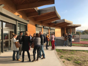 Le vendredi 16 novembre 2018, l'équipe du Moutard était invitée par la Direction territoriale Protection judiciaire de la jeunesse (DTPJJ) des Bouches-du-Rhône (13) pour le vernissage et le lancement de l'expo-quiz® "La laïcité, parlons-en !" au Centre social de l'Estaque et du bassin de Séon. Après une matinée marquée par la conférence de Nicolas Cadène, rapporteur général de l'Observatoire de la laïcité, Frédéric Touchet du Moutard a présenté la boîte à outils qu’est l’expo-quiz®. Les professionnels présents ont ainsi pu découvrir les kakémonos et tenté de répondre aux questions du quiz. Cela leur a permis de s'interroger sur leurs pratiques éducatives et sur leur posture en tant que médiateurs. Ils sont repartis avec de nombreuses ressources. Une journée particulièrement réussie, comme le montrent les images ci-dessous, et un très beau lancement pour cette nouvelle expo-quiz® !