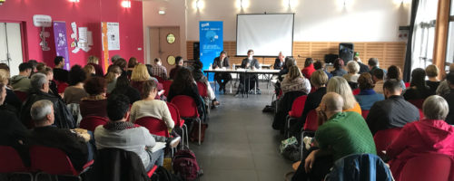 11re 2018, l'équipe du Moutard était invitée par la Direction territoriale Protection judiciaire de la jeunesse (DTPJJ) des Bouches-du-Rhône (13) pour le vernissage et le lancement de l'expo-quiz® "La laïcité, parlons-en !" au Centre social de l'Estaque et du bassin de Séon. Après une matinée marquée par la conférence de Nicolas Cadène, rapporteur général de l'Observatoire de la laïcité, Frédéric Touchet du Moutard a présenté la boîte à outils qu’est l’expo-quiz®. Les professionnels présents ont ainsi pu découvrir les kakémonos et tenté de répondre aux questions du quiz. Cela leur a permis de s'interroger sur leurs pratiques éducatives et sur leur posture en tant que médiateurs. Ils sont repartis avec de nombreuses ressources. Une journée particulièrement réussie, comme le montrent les images ci-dessous, et un très beau lancement pour cette nouvelle expo-quiz® !