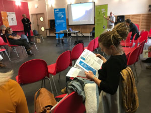 re 2018, l'équipe du Moutard était invitée par la Direction territoriale Protection judiciaire de la jeunesse (DTPJJ) des Bouches-du-Rhône (13) pour le vernissage et le lancement de l'expo-quiz® "La laïcité, parlons-en !" au Centre social de l'Estaque et du bassin de Séon. Après une matinée marquée par la conférence de Nicolas Cadène, rapporteur général de l'Observatoire de la laïcité, Frédéric Touchet du Moutard a présenté la boîte à outils qu’est l’expo-quiz®. Les professionnels présents ont ainsi pu découvrir les kakémonos et tenté de répondre aux questions du quiz. Cela leur a permis de s'interroger sur leurs pratiques éducatives et sur leur posture en tant que médiateurs. Ils sont repartis avec de nombreuses ressources. Une journée particulièrement réussie, comme le montrent les images ci-dessous, et un très beau lancement pour cette nouvelle expo-quiz® !
