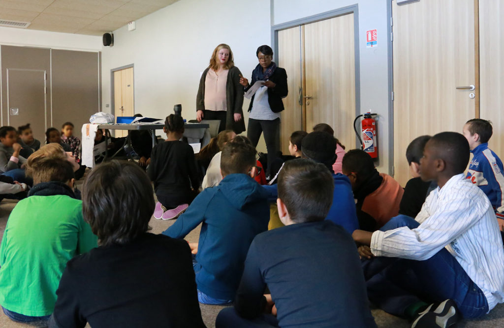 Betty Roussin est responsable au Point d’information jeunesse de l’Atelier 17 à la Communauté de communes des pays d'Oise et d'Halatte (60). Depuis 2014, elle utilise « Mon futur au présent, parlons-en ! », « Vivre en société, parlons-en ! » et « Égalité filles-garçons, parlons-en ! » durant ses interventions.