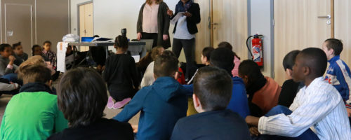 11Betty Roussin est responsable au Point d’information jeunesse de l’Atelier 17 à la Communauté de communes des pays d'Oise et d'Halatte (60). Depuis 2014, elle utilise « Mon futur au présent, parlons-en ! », « Vivre en société, parlons-en ! » et « Égalité filles-garçons, parlons-en ! » durant ses interventions.