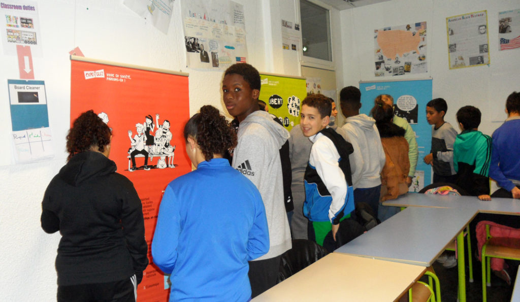 Sayen Kaced est chargée de mission au Bureau information jeunesse (BIJ) de Vénissieux (69). En 2015 et 2018, elle a animé une journée sur les thèmes du vivre ensemble et de la laïcité au collège Elsa Triolet de Vénissieux. À chaque fois, elle a utilisé l’expo-quiz® « Vivre en société, parlons-en ! ». Voici son récit.