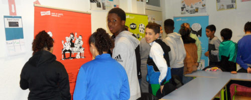 11Sayen Kaced est chargée de mission au Bureau information jeunesse (BIJ) de Vénissieux (69). En 2015 et 2018, elle a animé une journée sur les thèmes du vivre ensemble et de la laïcité au collège Elsa Triolet de Vénissieux. À chaque fois, elle a utilisé l’expo-quiz® « Vivre en société, parlons-en ! ». Voici son récit.