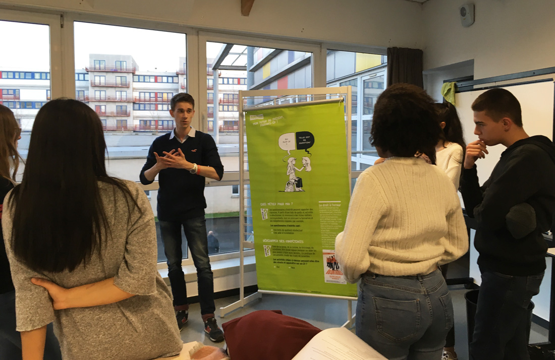 11Depuis plus de trois ans, l’Afev (Association de la fondation étudiante pour la ville) des Hauts de France dispose de deux exemplaires de l’expo-quiz® « Mon futur au présent, parlons-en ! ». Comment les utilise-t-elle ? C’est ce que nous avons demandé à Cédric Laigle, délégué régional Afev, qui coordonne et pilote l’ensemble des projets dans les Hauts-de-France.