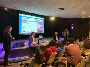 Enfants écoutant l'animateur (moment discussion)