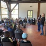 Enfants écoutant l'animateur (moment discussion)