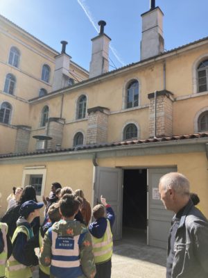 Enfants s'extasient devant cheminées de l'ancienne boulangerie