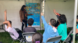 Enfants levant la main avec enthousiasme pour participer