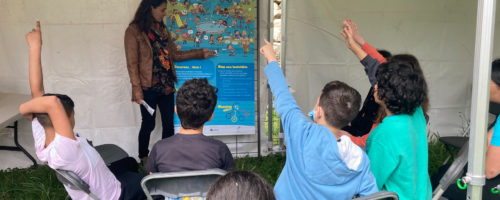 11Enfants levant la main avec enthousiasme pour participer