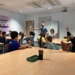 11Enfants dans la salle de classe lors de la discussion avec Bernard Noly