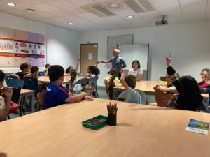 Enfants dans la salle de classe lors de la discussion avec Bernard Noly