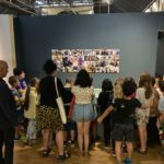 11Enfants découvrant les appareils photos de Philippe Schuller