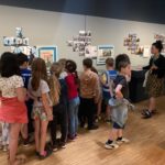 11Enfants regardant les photos avant/après de Philippe Schuller