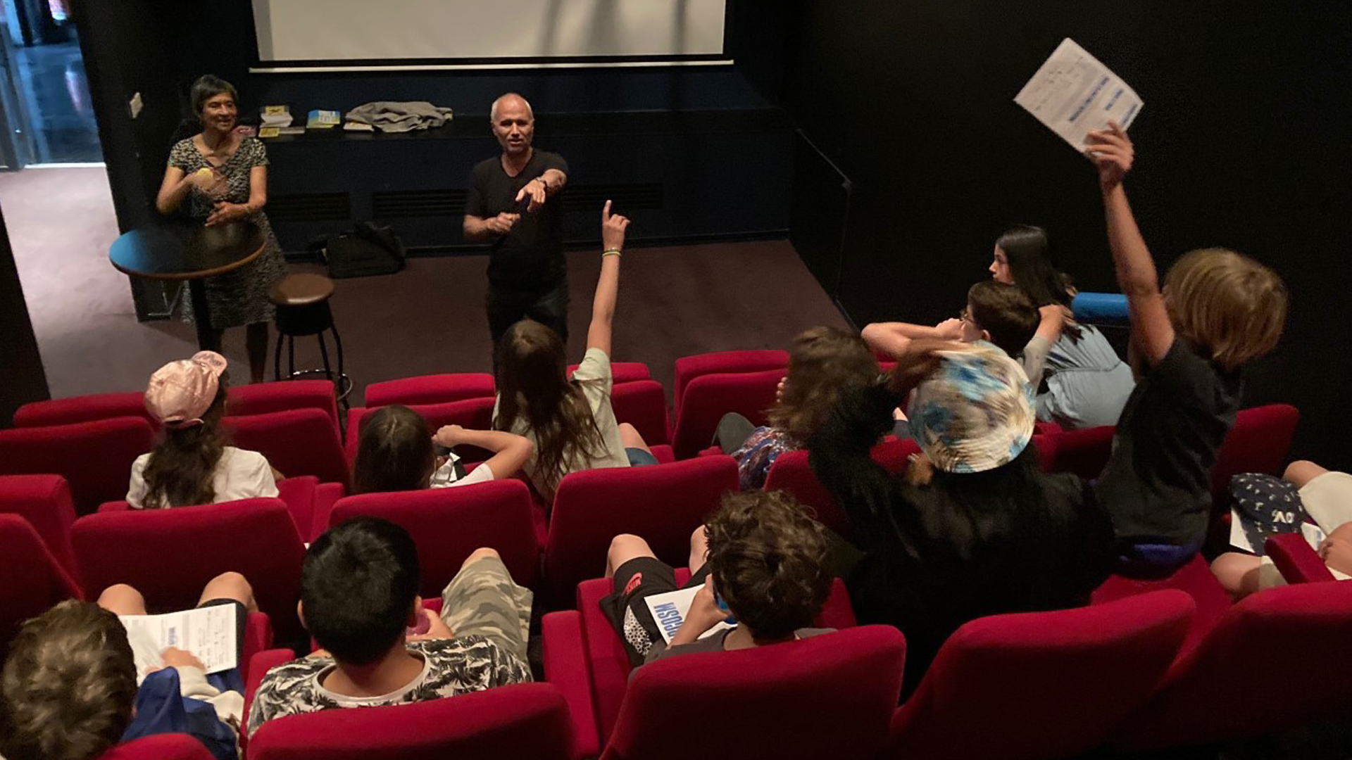 11Enfants écoutant l'animateur (moment discussion)